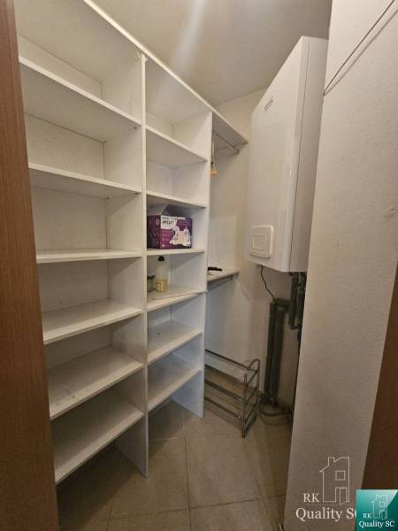 SENEC - NA PREDAJ EXKLUZÍVNE IBA U NÁS zariadený 3 izbový byt s vlastn - Úložný priestor v 3-izbovom byte s regálmi a kotlom.