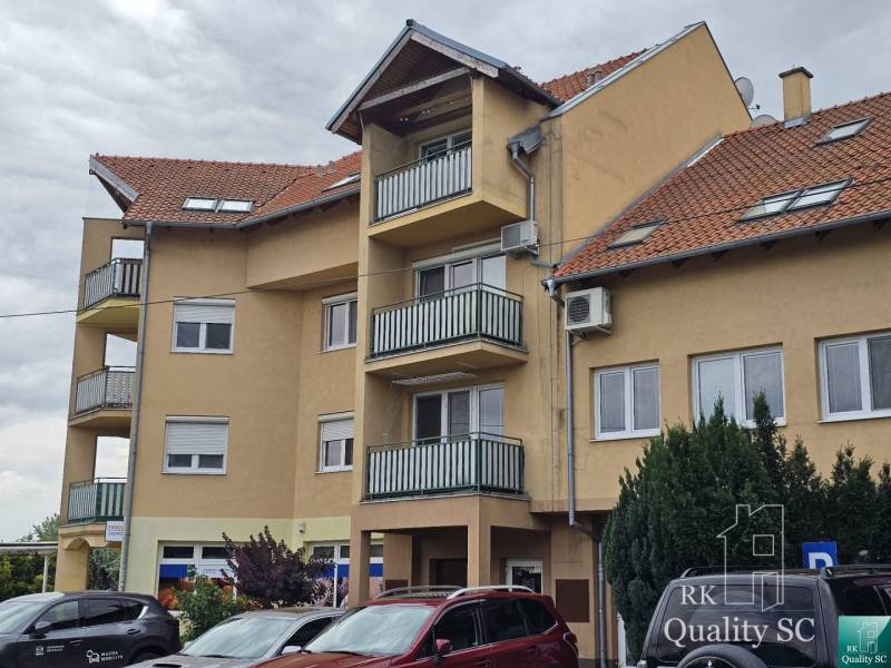 SENEC - NA PREDAJ EXKLUZÍVNE IBA U NÁS zariadený 3 izbový byt s vlastn - Bytový dom na Kysuckej ulici v Senci s parkoviskom a balkónmi.