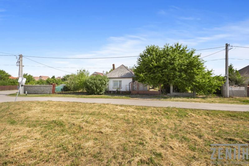 PREDANÝ – Veľký stavebný pozemok 1786m2 so starším rodinným domom