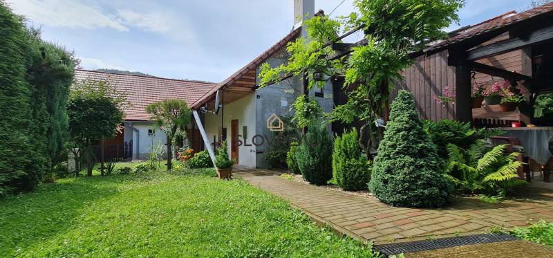 ✅ SLOVREAL Predaj rodinného domu kúsok od mesta Kremnica - Kopernica - Rodinný dom s terasou, upravená záhrada, stromy, farebné kvety, spevnený chodník.