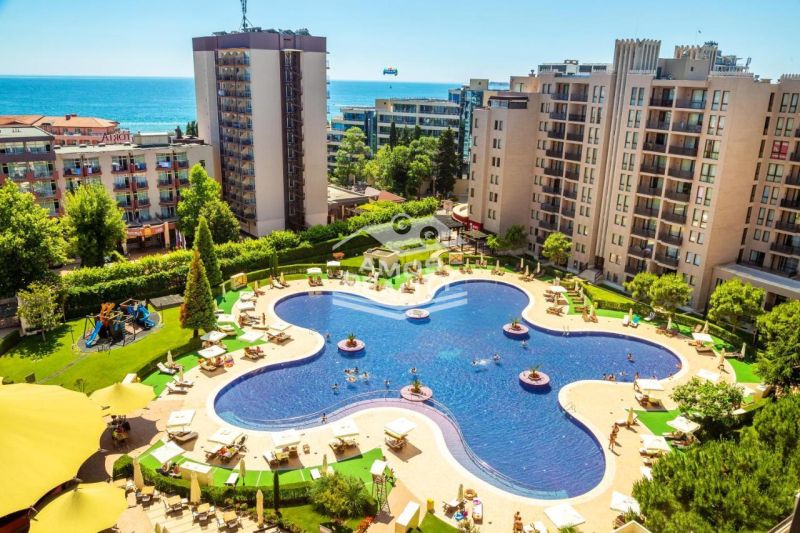 Predaj, 2 i apartmán 72 m2 + balkón výhľad na more, Burgas, BULHARSKO - Rekreačný apartmán na Slnečnom pobreží s bazénom obklopený modernými budovami a výhľadom na more.