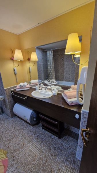 Predaj, 2 i apartmán 72 m2 + balkón výhľad na more, Burgas, BULHARSKO - Kúpeľňa Rekreačného apartmánu s dvojitým umývadlom, uterákmi a sprchovacím kútom.