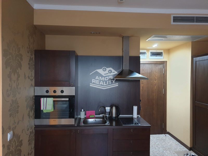 Predaj, 2 i apartmán 72 m2 + balkón výhľad na more, Burgas, BULHARSKO - Kuchynská linka s rúrou, drezom a digestorom v Rekreačnom apartmáne.