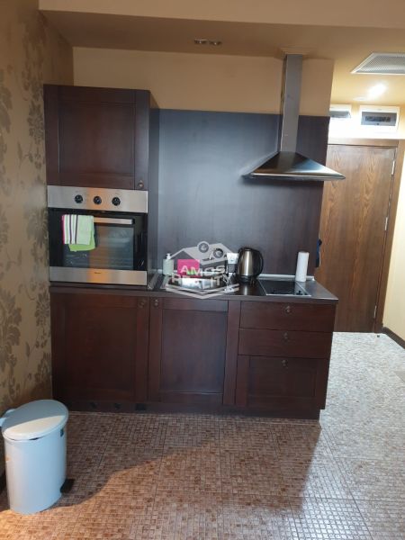 Predaj, 2 i apartmán 72 m2 + balkón výhľad na more, Burgas, BULHARSKO - Kuchynská linka v Rekreačnom apartmáne s hnedými skriňami a nerezovými spotrebičmi.