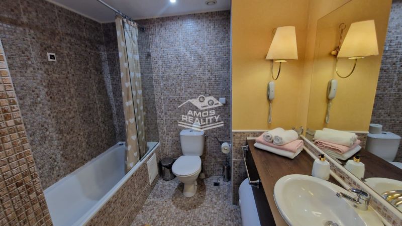 Predaj, 2 i apartmán 72 m2 + balkón výhľad na more, Burgas, BULHARSKO - Kúpeľňa v rekreačnom apartmáne s vaňou, obkladmi a osvetlením.