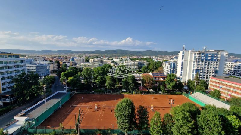 Predaj, 2 i apartmán 72 m2 + balkón výhľad na more, Burgas, BULHARSKO - Výhľad na tenisové kurty v Slnečnom pobreží, obklopené rekreačnými apartmánmi a zeleňou.
