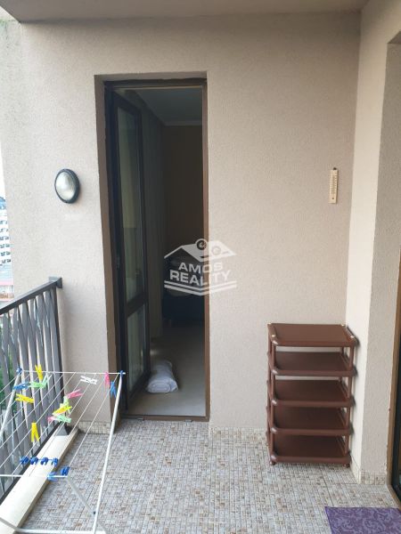 Predaj, 2 i apartmán 72 m2 + balkón výhľad na more, Burgas, BULHARSKO - Balkón rekreačného apartmánu na Slnečnom pobreží s vešiakom a nástennou lampou.