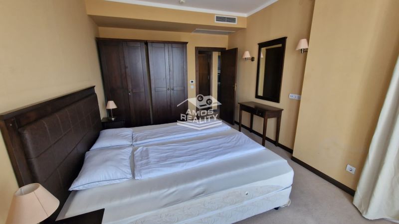 Predaj, 2 i apartmán 72 m2 + balkón výhľad na more, Burgas, BULHARSKO - Spálňa v Rekreačnom apartmáne s dvojposteľou a šatníkovou skriňou.