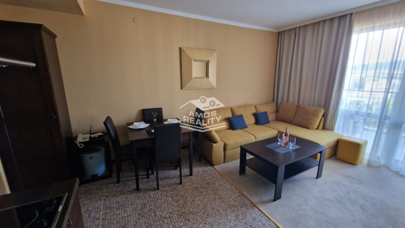 Predaj, 2 i apartmán 72 m2 + balkón výhľad na more, Burgas, BULHARSKO - Obývacia izba rekreačného apartmánu s pohovkou, jedálenským stolom a balkónom.