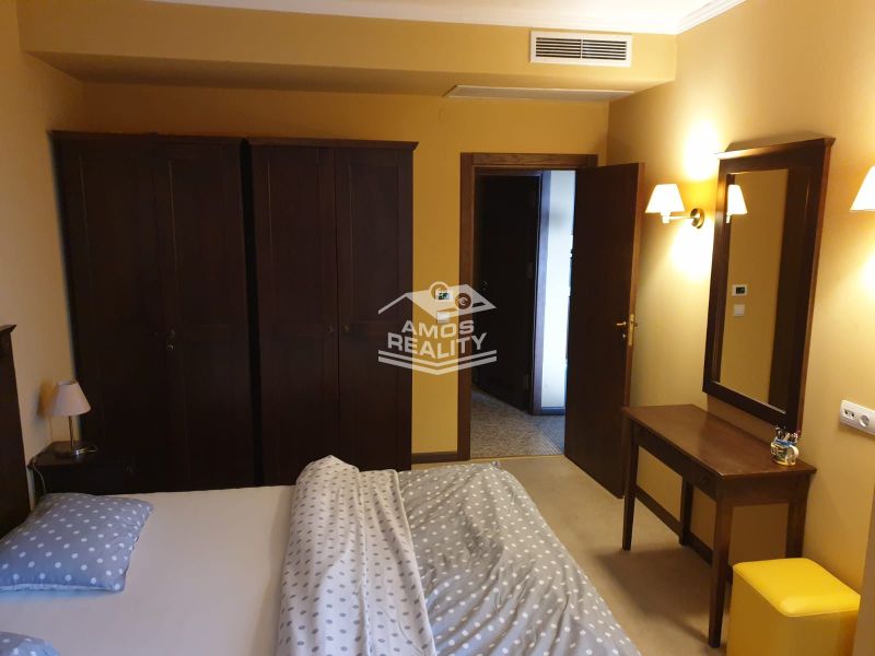 Predaj, 2 i apartmán 72 m2 + balkón výhľad na more, Burgas, BULHARSKO - Spálňa v rekreačnom apartmáne s veľkou posteľou, skriňami a zrkadlom na stene.