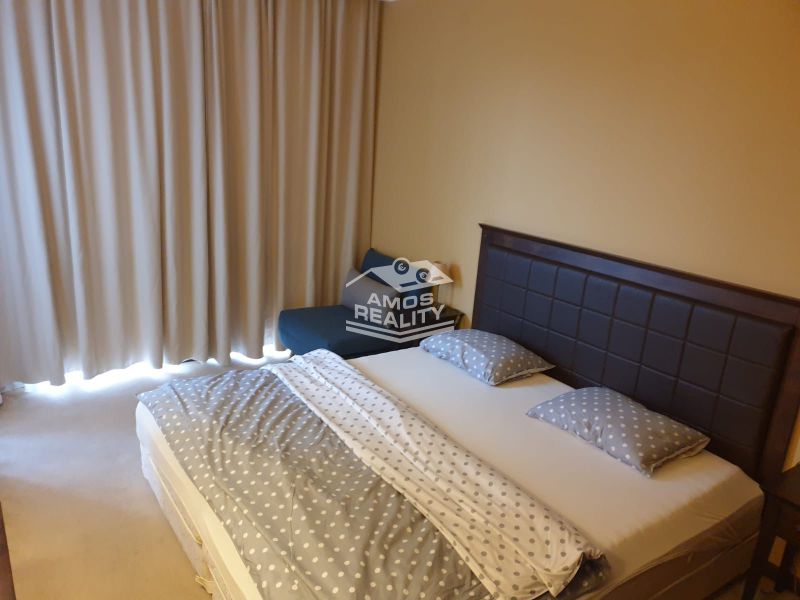 Predaj, 2 i apartmán 72 m2 + balkón výhľad na more, Burgas, BULHARSKO - Spálňa v rekreačnom apartmáne s manželskou posteľou a závesmi po celej stene.