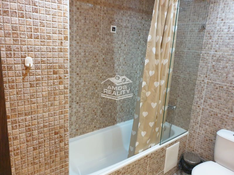 Predaj, 2 i apartmán 72 m2 + balkón výhľad na more, Burgas, BULHARSKO - Kúpeľňa s obkladom a vaňou v rekreačnom apartmáne.