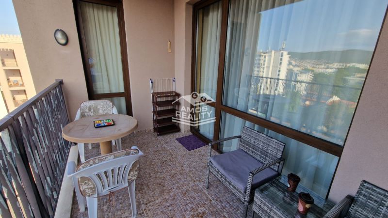 Predaj, 2 i apartmán 72 m2 + balkón výhľad na more, Burgas, BULHARSKO - Balkón rekreačného apartmánu s výhľadom na Slnečné pobrežie so stolom a stoličkami.