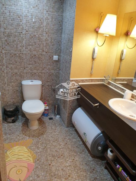 Predaj, 2 i apartmán 72 m2 + balkón výhľad na more, Burgas, BULHARSKO - Kúpeľňa v rekreačnom apartmáne s toaletou, umývadlom a dekoratívnym koberečkom.
