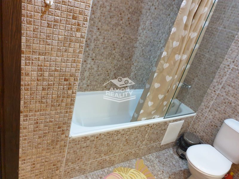 Predaj, 2 i apartmán 72 m2 + balkón výhľad na more, Burgas, BULHARSKO - Kúpeľňa rekreačného apartmánu s vaňou, sprchovým závesom a toaletou v mozaikových obkladoch.