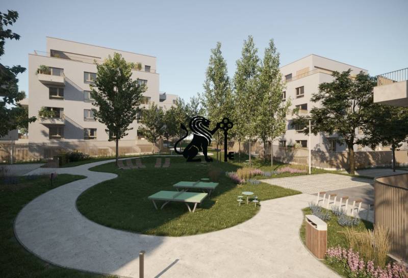 Na predaj 2-izbový byt s balkónom - A3 - Budovy obklopujú zelený dvor. Príjemné prostredie pre dvojizbový byt.