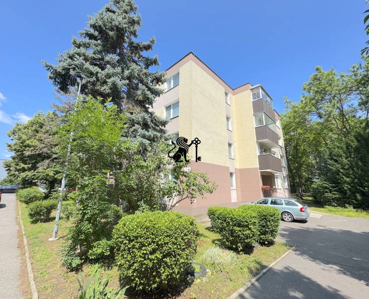 3 izbový byt  Borodáčová ulica, Bratislava - Ružinov - Poseň - Bytový dom v Bratislave - Ružinove na Borodáčovej ulici, obklopený zeleňou a stromami.
