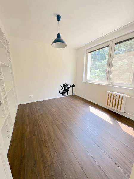 3 izbový byt  Borodáčová ulica, Bratislava - Ružinov - Poseň - Izba v 3-izbovom byte s drevenou podlahou, veľkým oknom a bielymi stenami.