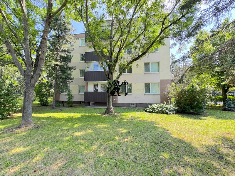 3 izbový byt  Borodáčová ulica, Bratislava - Ružinov - Poseň - Bytový dom obklopený zeleňou na Borodáčovej v Bratislave - Ružinove.