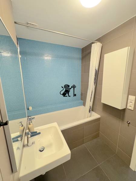 3 izbový byt  Borodáčová ulica, Bratislava - Ružinov - Poseň - Kúpeľňa v 3-izbovom byte s vaňou, umývadlom, zrkadlom a dlažbou.