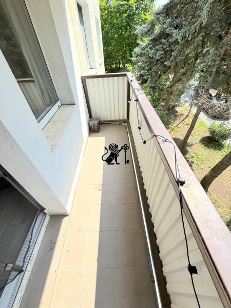 3 izbový byt  Borodáčová ulica, Bratislava - Ružinov - Poseň - Balkón 3-izbového bytu s výhľadom na stromy na Borodáčovej ulici.