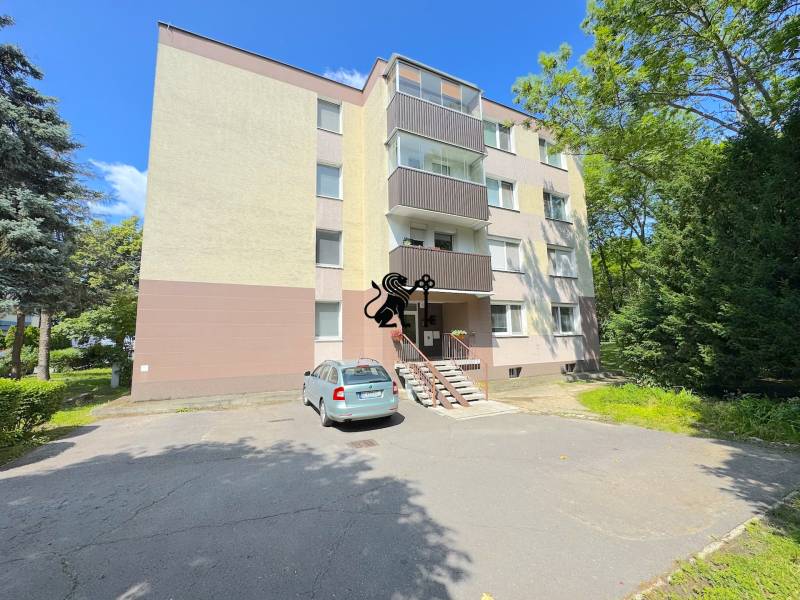 3 izbový byt  Borodáčová ulica, Bratislava - Ružinov - Poseň - Bytový dom na Borodáčovej ulici v Bratislave - Ružinove s parkoviskom pred vstupom.
