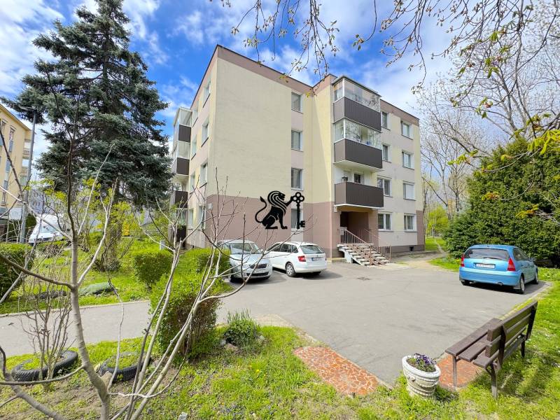 3 izbový byt  Borodáčová ulica, Bratislava - Ružinov - Poseň - Bytový dom na ulici Borodáčova s parkovaním, obklopený zeleňou a blízkym prístupom k 3-izbovému bytu.