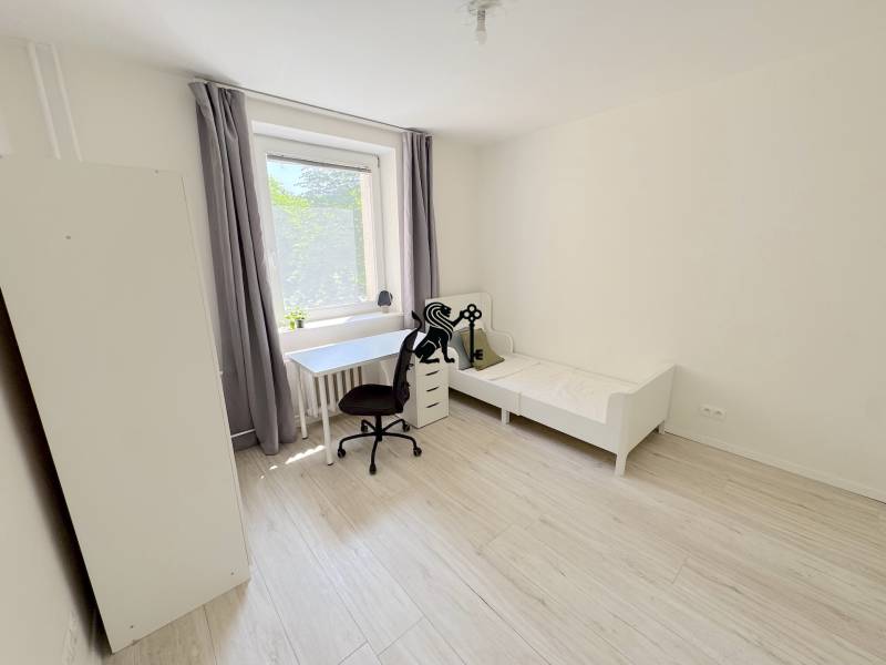 3 izbový byt  Borodáčová ulica, Bratislava - Ružinov - Poseň - Svetlá izba v 3-izbovom byte so stolíkom, posteľou a skriňou.