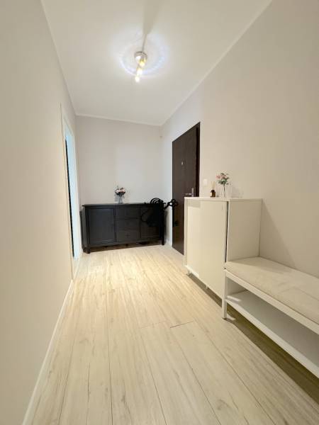 3 izbový byt  Borodáčová ulica, Bratislava - Ružinov - Poseň - Svetlá predsieň s drevenou podlahou a dvomi komodami v 3-izbovom byte.