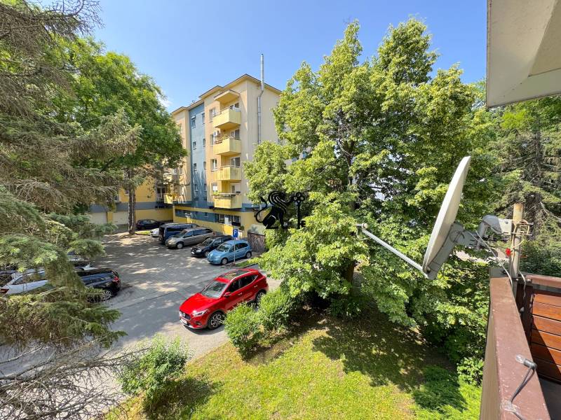 3 izbový byt  Borodáčová ulica, Bratislava - Ružinov - Poseň - Parkovisko pri bytovom dome na Borodáčovej ulici v Bratislave - Ružinove.