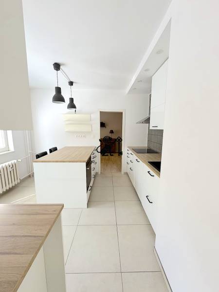 3 izbový byt  Borodáčová ulica, Bratislava - Ružinov - Poseň - Kuchyňa s jedálenským pultom a bielymi skrinkami v 3-izbovom byte.