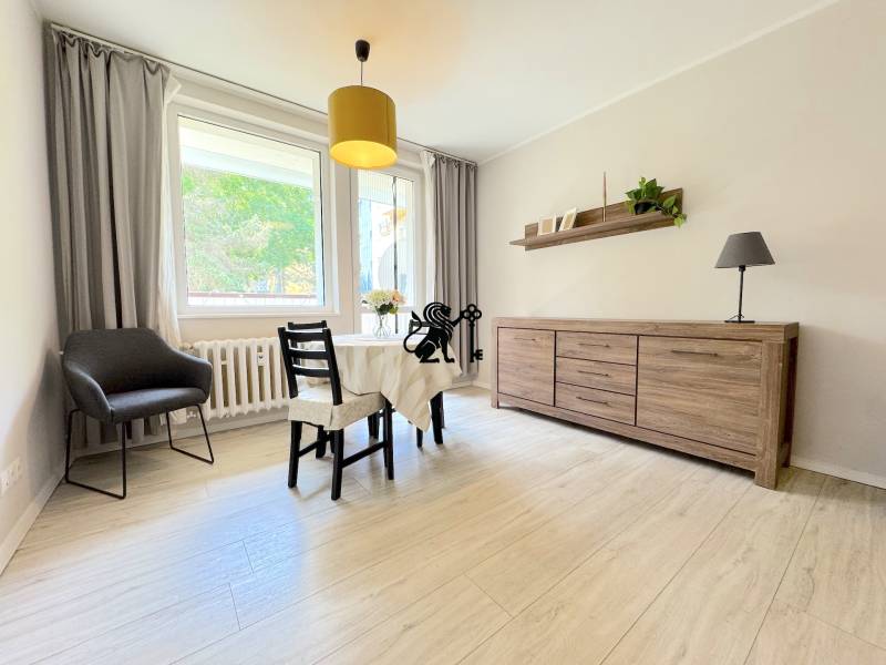 3 izbový byt  Borodáčová ulica, Bratislava - Ružinov - Poseň - Svetlá jedáleň v 3-izbovom byte s dreveným nábytkom a veľkým oknom.