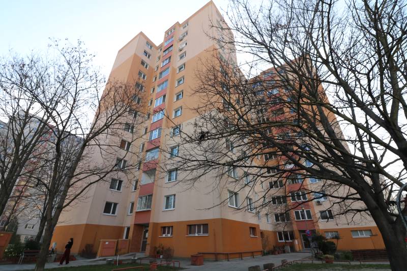 PRE ŠTUDENTKY- Na prenájom priestranný 3-izbový byt  - Bytový dom na ulici iljušinova obklopený stromami, ideálny na 3-izbový byt.