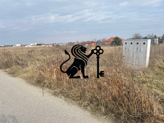 Pozemok so stavebným povolením v Miloslavove - Pozemky na ulici Sokolia vhodné na bývanie, okolie s viditeľnou zásuvkou na elektrinu.