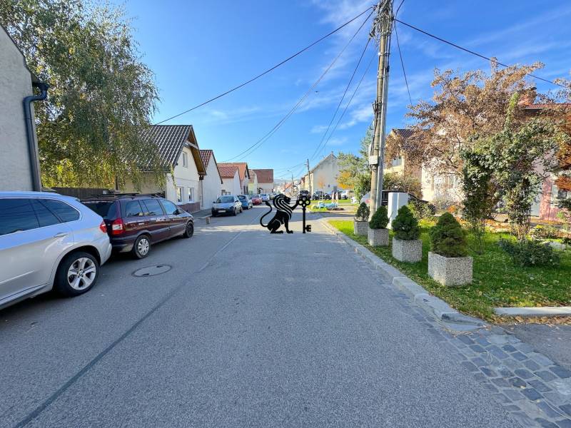 Rodinný dom A2 v Rači na ulici Pri vinohradoch - Na ulici Pri vinohradoch, zaparkované autá a rodinný domy v pokojnej lokalite.