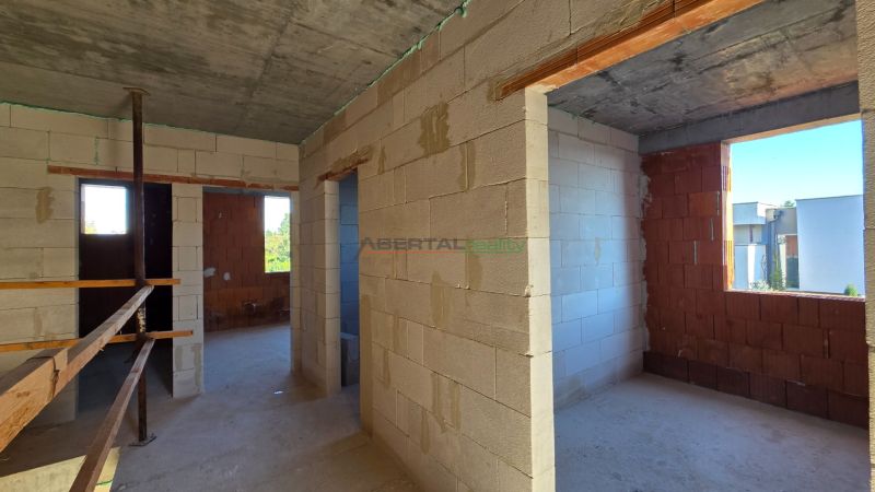  SO-07-B  Priestranný 4-izbový RD so záhradou a 3 parkovacími miestami - Stavený priestor vo výstavbe v 4-izbovom byte s betónovým stropom a tehlovými stenami.