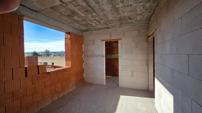  SO-07-B  Priestranný 4-izbový RD so záhradou a 3 parkovacími miestami - Stavebný priestor 4-izbového bytu, s výhľadom na okolie Chorvátskeho Grobu z Triblavinskej.