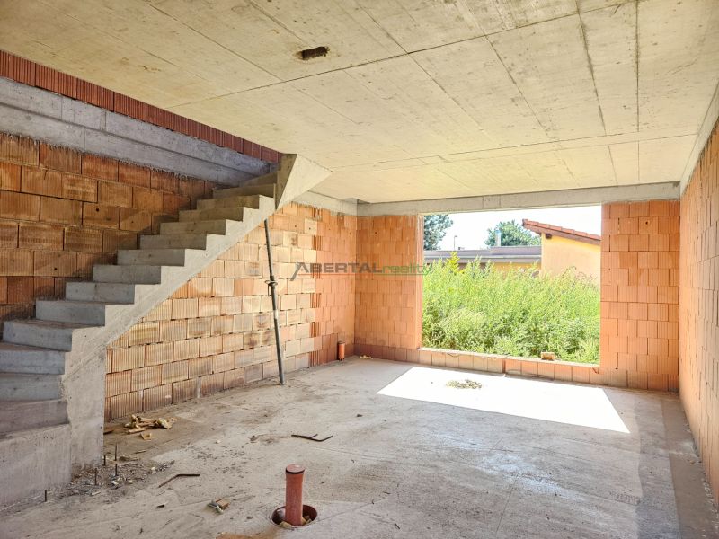 SO-07-B  Priestranný 4-izbový RD so záhradou a 3 parkovacími miestami - Neukončený interiér 4-izbového bytu s betónovým schodiskom a výhľadom do záhrady.