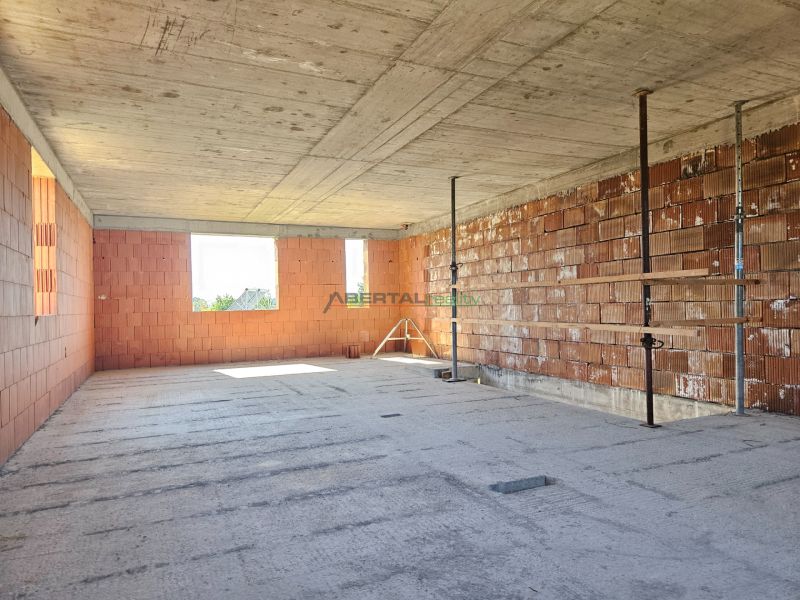  SO-07-B  Priestranný 4-izbový RD so záhradou a 3 parkovacími miestami - Priestranná miestnosť v rozostavanom 4-izbovom byte s tehlovými stenami, bezdverovým otvorom.