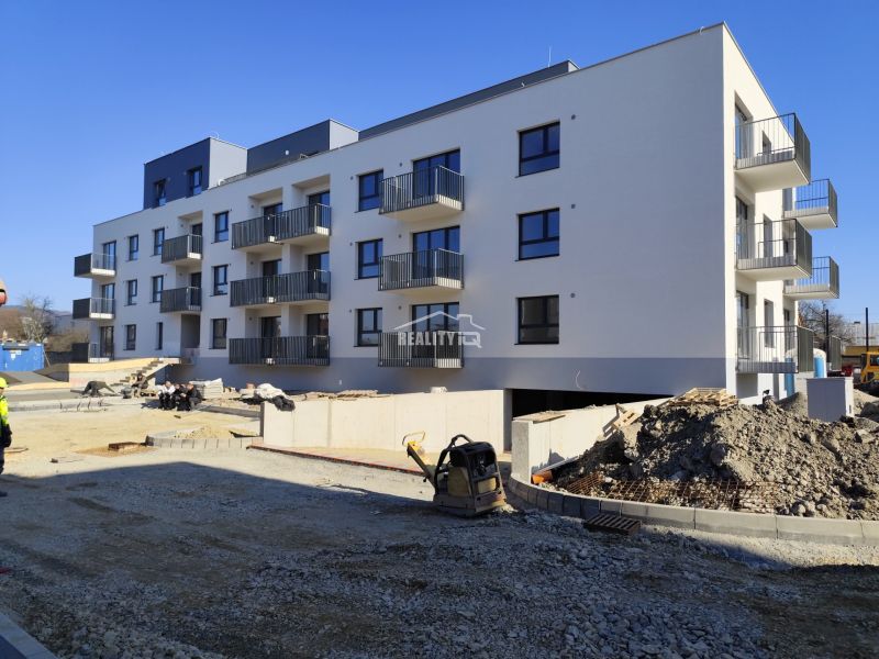 Na predaj 2-izbový byt s výmerou 51, 87 m2 a predzáhradkou 74, 67 m2