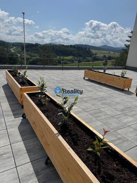Prenájom NOVOSTAVBA FIM moderný byt 50 m2 + terasa 53 m2 PB - Zeleň na terase s kvetináčmi v Považskej Bystrici poskytuje krásny výhľad na krajinu.