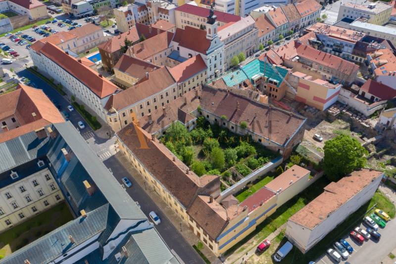 MEŠTIANSKY DOM | TRNAVA | CENTRUM - Letecký pohľad na Zvláštne nehnuteľnosti v Trnave, Hollého ulica, historické budovy a zeleň.