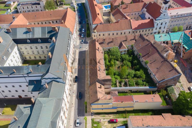 MEŠTIANSKY DOM | TRNAVA | CENTRUM - Pohľad na strechy a budovy v Trnave na Hollého ulici, Zvláštne nehnuteľnosti.