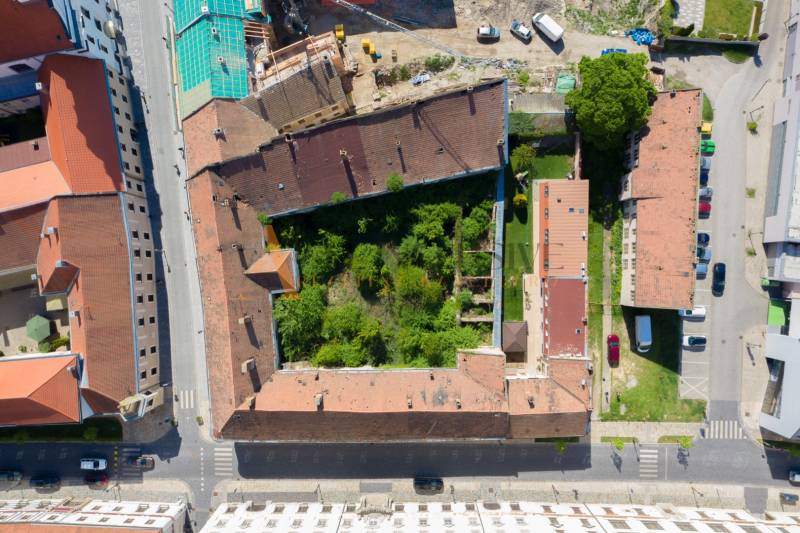 MEŠTIANSKY DOM | TRNAVA | CENTRUM - Letecký pohľad na Zvláštne nehnuteľnosti v Trnave, medzi Hollého ulicami.