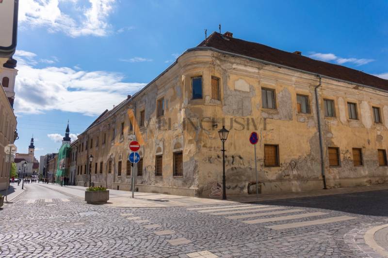 MEŠTIANSKY DOM | TRNAVA | CENTRUM - Zachovalá historická budova na ulici Hollého v Trnave, miesto Zvláštnych nehnuteľností.