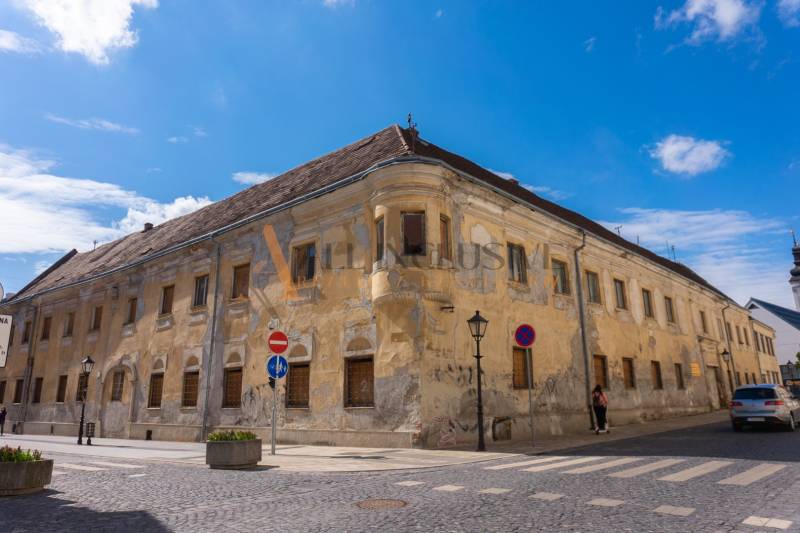 MEŠTIANSKY DOM | TRNAVA | CENTRUM - Historická budova na Hollého ulici v Trnave, Zvláštne nehnuteľnosti pod modrou oblohou.