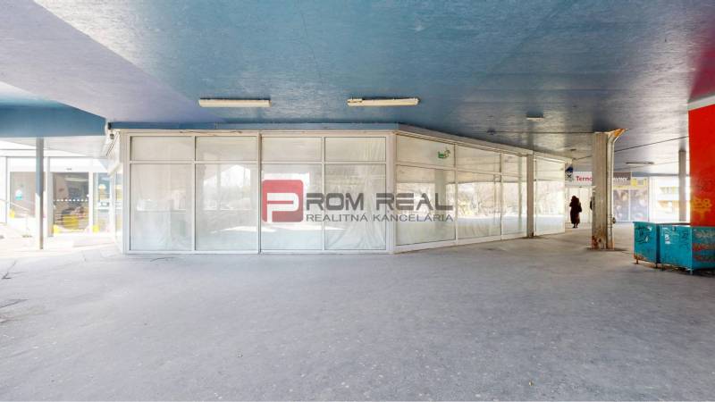 PREDAJ priestoru na frekventovanom mieste BRATISLAVA - Obchodné priestory so sklenenou fasádou a logom realitnej kancelárie PROM REAL.