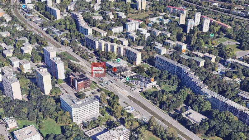 PREDAJ priestoru na frekventovanom mieste BRATISLAVA - Letecký pohľad na ulicu M. Schneidera-Trnavského, obklopenú obchodnými priestormi a zeleňou.