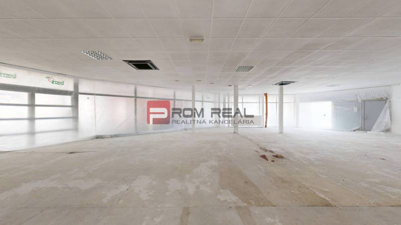 PREDAJ priestoru na frekventovanom mieste BRATISLAVA - Priestranné obchodné priestory so stropnými panelmi a veľkými oknami, ideálne na prenájom.