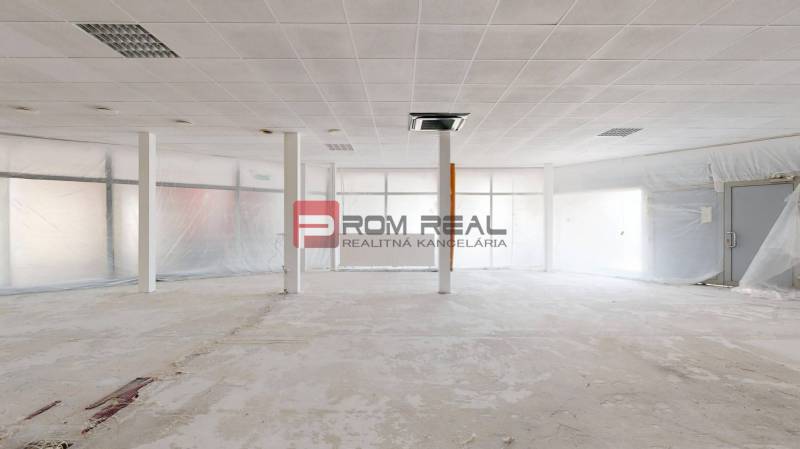 PREDAJ priestoru na frekventovanom mieste BRATISLAVA - Priestranné obchodné priestory s povrchmi na renováciu, pripravené na úpravu podľa potrieb.